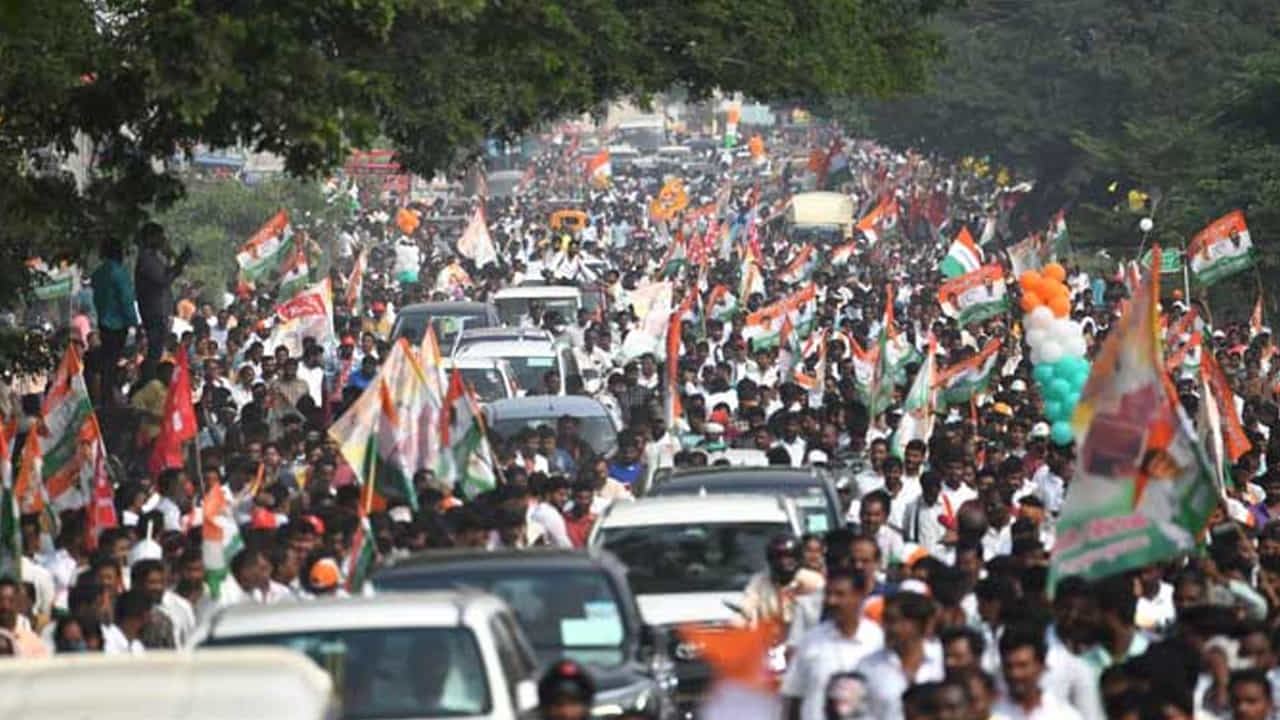 ప్రియాంక గాంధీని చూసేందుకు అధిక సంఖ్యలో ప్రజలు, కార్యకర్తలు హాజరయ్యారు. రోడ్లన్నీ ఎటు చూసినా వాహనాలతో కిక్కిరిసిపోయింది. మధిర టౌన్‌లో కిలోమీటర్ల పొవునా అభిమానులు క్యూ కట్టారు. 