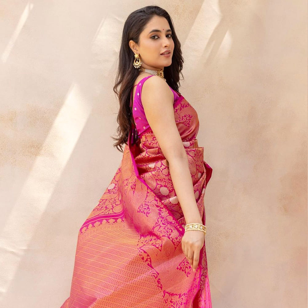 చూడచక్కని రూపం ఆకట్టుకునే అభినయం ఉన్న భామ ప్రియాంక అరుళ్ మోహన్. నాని నటించిన గ్యాంగ్ లీడర్ సినిమాతో టాలీవుడ్ కు పరిచయం అయ్యింది ఈ చిన్నది.