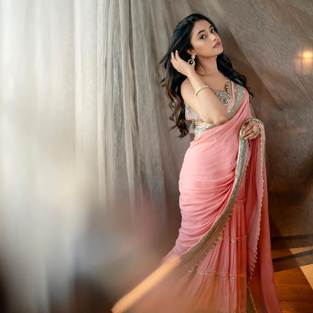 మరోసారి నాని సినిమాలో హీరోయిన్ గా నటిస్తుంది ప్రియాంక. ఇక ఈ భామ సోషల్ మీడియాలో పోస్ట్ చేసే ఫోటోలకు మంచి క్రేజ్ ఉంది. చీరకట్టులో చందమామలా ఉంటుంది ప్రియాంక.