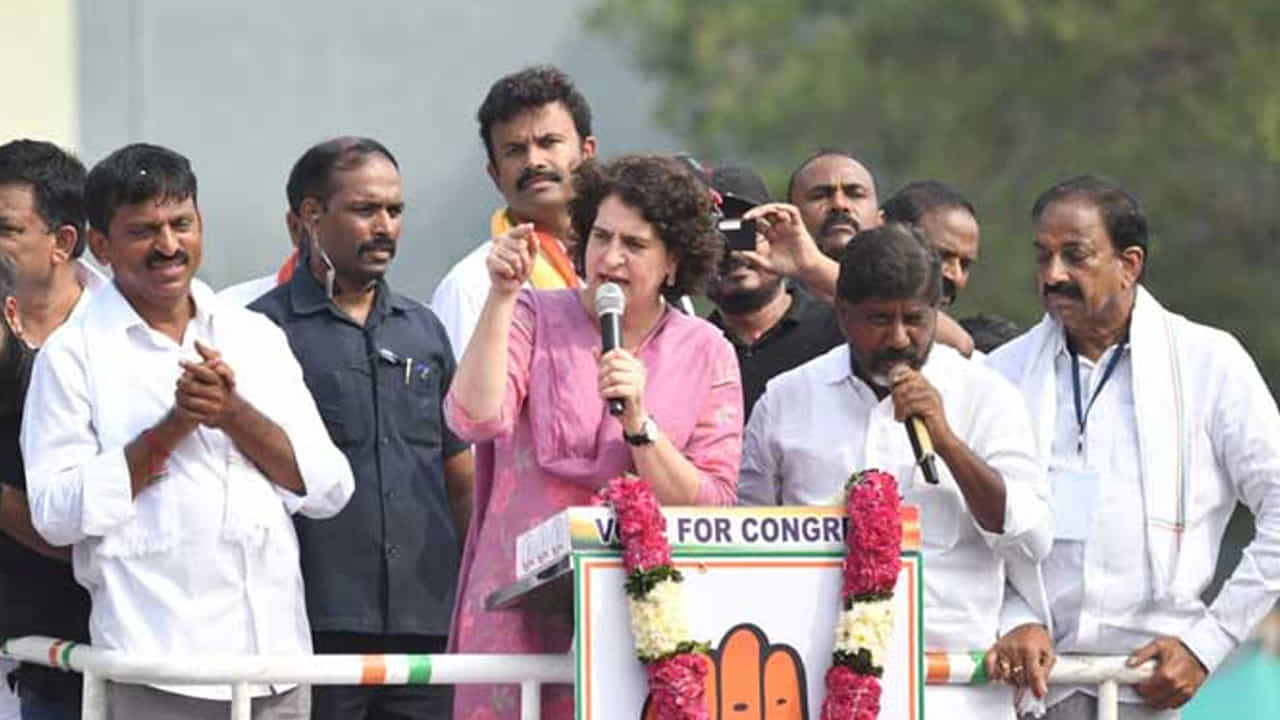 ప్రియాంక గాంధీ ఖమ్మంలో రోడ్‌ షో నిర్వహించారు. ఖమ్మం కాంగ్రెస్‌ అభ్యర్థులకు మద్దతుగా ఆమె ప్రచారం సాగించారు. ఈ కార్యక్రమంలో ఖమ్మం కాంగ్రెస్‌ అభ్యర్థి తుమ్మల నాగేశ్వరావు, పాలేరు అభ్యర్థి పొంగులేటి శ్రీనివాస్‌ రెడ్డి, సీఎల్పీనేత భట్టి విక్రమార్క పాల్గొన్నారు.