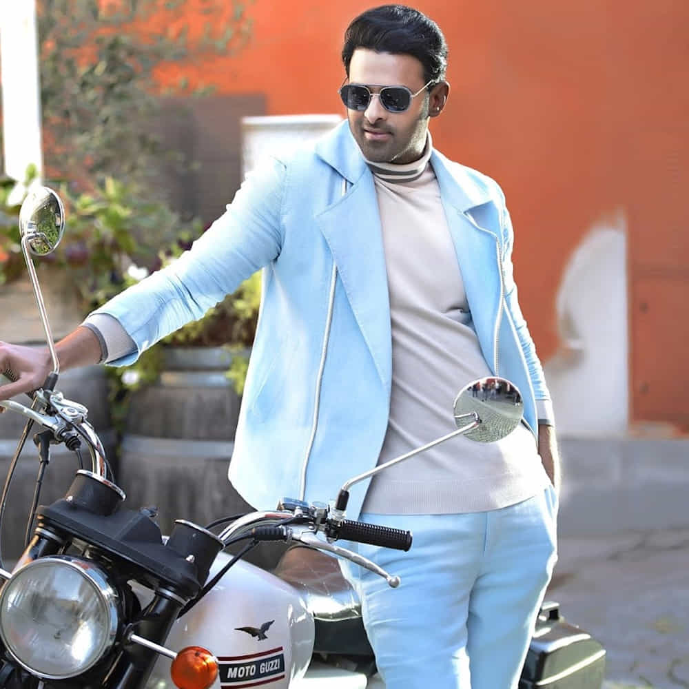 కటౌట్ చూసి కొన్ని కొన్ని నమ్మేయాలి డూడ్ అని ప్రభాస్ అంటే ప్యాన్ ఇండియా మొత్తం బుద్ధిగా తలూపింది. పక్కా స్టార్ ఆగయా అని పండగ చేసుకుంది. సాహో సౌత్లో ఆడకపోయినా, నార్త్ లో జబర్దస్త్ కలెక్షన్లు తెచ్చుకోవడానికి ఇది కూడా ఒక రీజన్. అంతలా ప్యాన్ ఇండియా స్టార్ల లిస్టులో ఎమర్జ్ అయ్యారు ప్రభాస్.