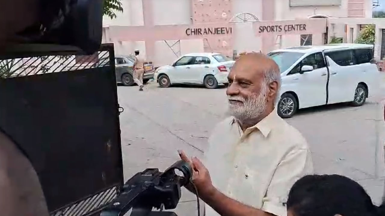 ఓటు హక్కును వినియోగించుకున్న దర్శకుడు రాఘవేంద్రరావు. పాఠశాల స్థాయి నుంచే విద్యార్థులకు ఓటు విలువ తెలియాల్సిన అవసరం ఉందన్నారు. ఓటుపై అవగాహన కోసం పాఠ్యాంశంగా చేర్చాలన్నారు. 