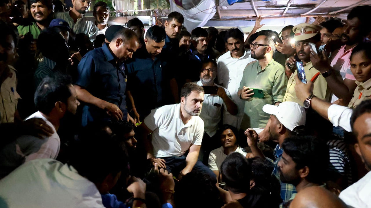 Rahul Gandhi: అశోక్ నగర్ చౌరస్తాలో రాహుల్ గాంధీ.. నిరుద్యోగులతో చిట్ చాట్.. వీడియో..