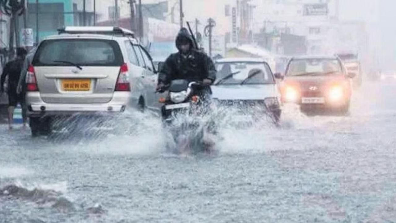 అలాగే ఈ అల్పపీడనం కారణంగా ఏపీ, తమిళనాడు రాష్ట్రాల్లోనే కాకుండా తెలంగాణలోని పలు ప్రాంతాల్లోనూ వర్షాలు కురిసే ఛాన్స్ ఉందని వాతావరణ శాఖ అధికారులు అంచనా వేశారు. దక్షిణ తెలంగాణలోని పలు జిల్లాల్లో వర్షాలు కురిసే ఛాన్స్ ఉందన్నారు. రాష్ట్రంలోని పలు ప్రాంతాల్లో నేడు, రేపు ఓ మోస్తరు వర్షాలు కురుస్తాయని అన్నారు.