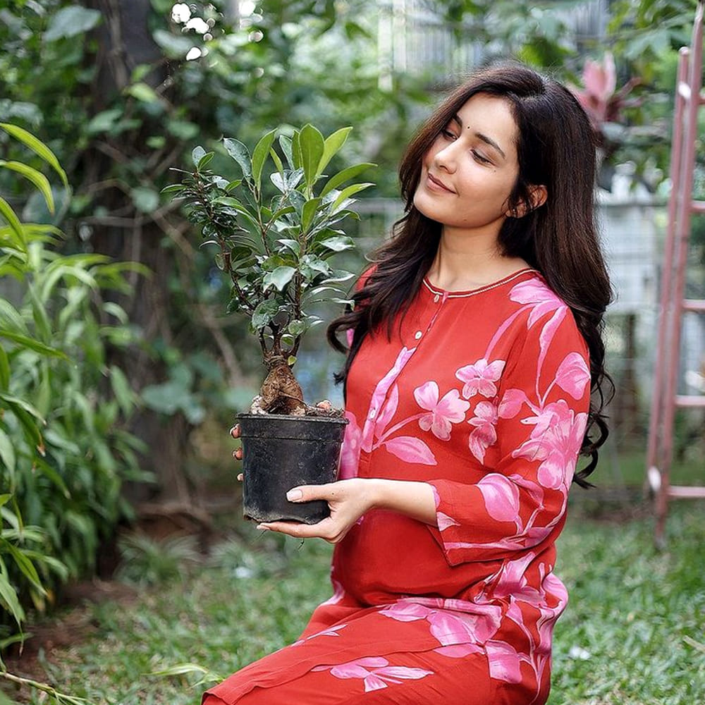 అంతకు ముందుకు మనం సినిమాలో చిన్న పాత్రలో కనిపించింది. ఆతర్వాత హీరోయిన్ గా వరుస సినిమాలతో టాలీవుడ్ లో బిజీ హీరోయిన్ గా మారింది.