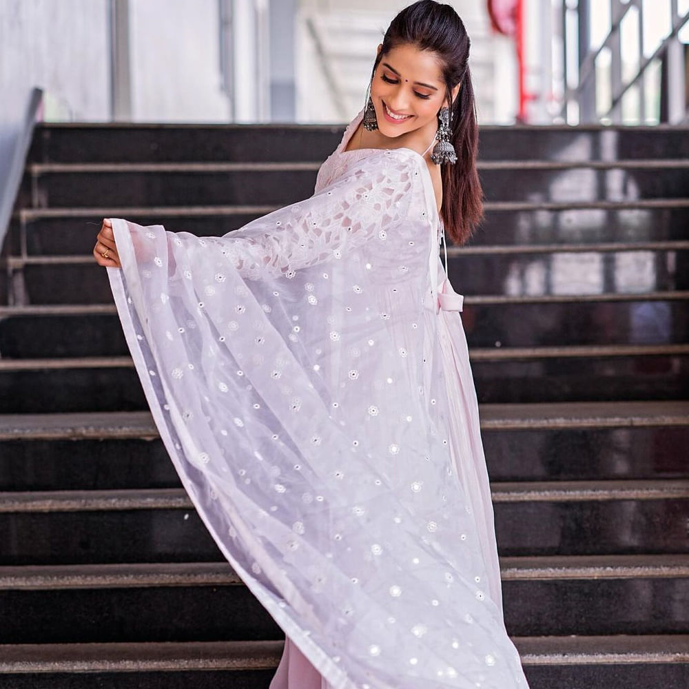 అజంతా శిల్పంలా మెరిసిపోతుంది. బేబీ పింక్ కలర్ చుడిదార్ లో  మరింత అందంగా కనిపిస్తోంది రష్మీ. ప్రస్తుతం ఈ ముద్దుగుమ్మ లేటేస్ట్ ఫోటోస్ వైరలవుతున్నాయి. 