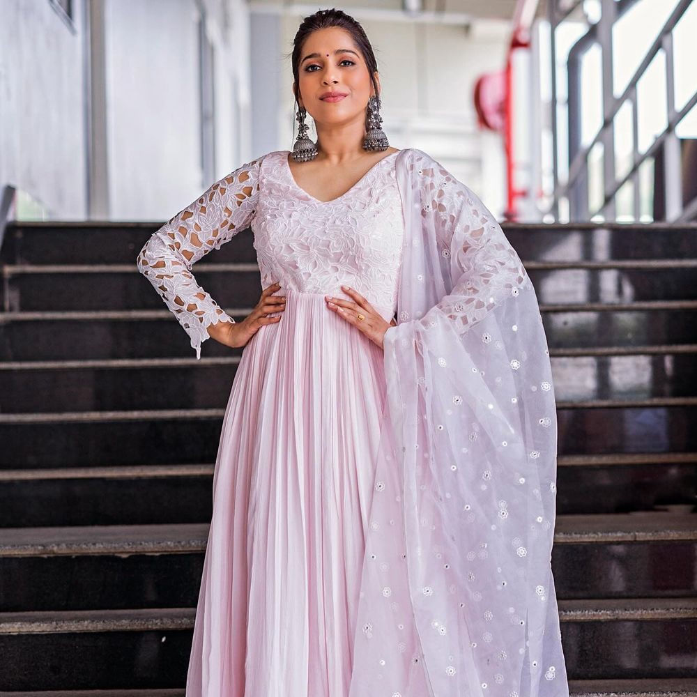 రష్మీ గౌతమ్.. తెలుగు ప్రేక్షకులకు పరిచయం అవసరంలేని పేరు. బుల్లితెరపై అందం, యాంకరింగ్తో తనకంటూ ఓ గుర్తింపు సంపాదించుకుంది. అంతేకాదు ఈ బ్యూటీకి ఫ్యాన్ ఫాలోయింగ్ కూడా ఎక్కువే.