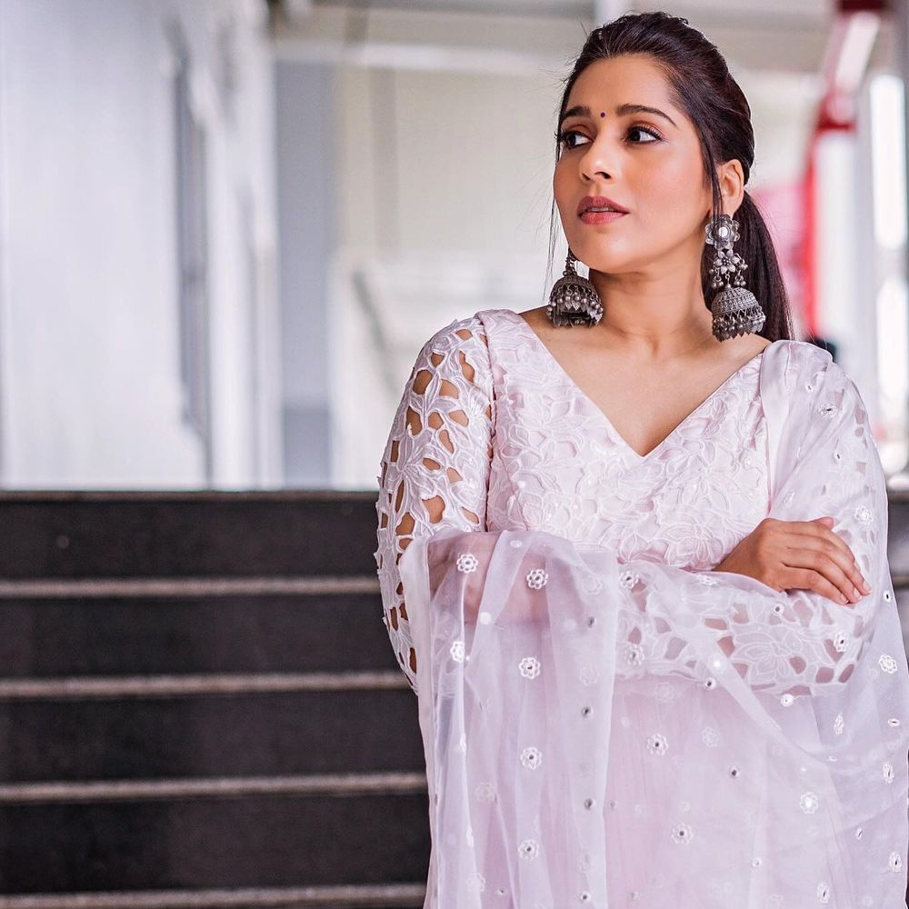 జబర్దస్త్ కామెడీ షో ద్వారా తెలుగు ప్రేక్షకులకు మరింత దగ్గరయ్యింది. ప్రస్తుతం ఈ ముద్దుగుమ్మ ఓ వైపు యాంకరింగ్ చేస్తూనే మరోవైపు సినిమాల్లో నటిస్తూ ఫుల్ బిజీగా ఉంటుంది. 