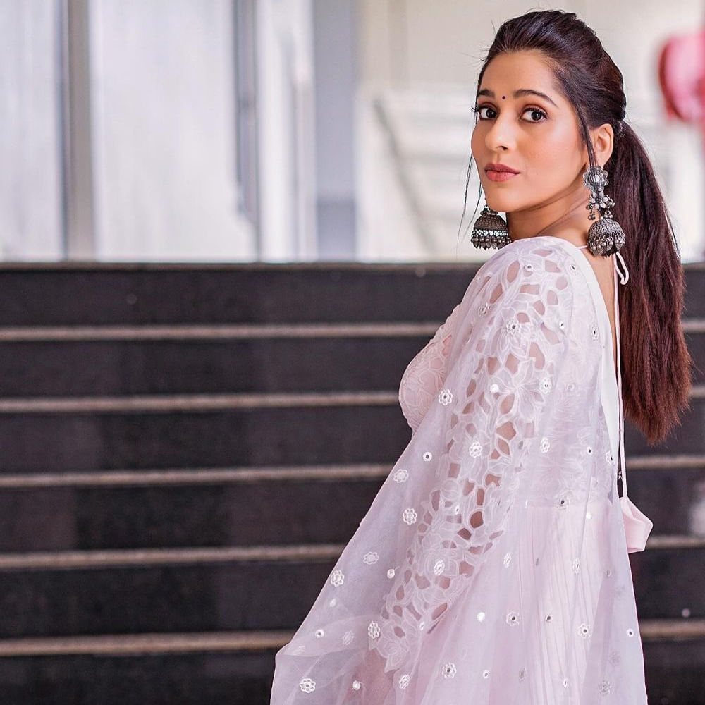 రష్మీ గౌతమ్ సోషల్ మీడియాలో నిత్యం యాక్టివ్ గా ఉంటారు. ఎప్పటికప్పుడు లేటేస్ట్ ఫోటోషూట్స్ షేర్ చేస్తూ ఫాలోవర్లతో టచ్ లో ఉంటారు. తాజాగా ఈ  బ్యూటీ షేర్ చేసిన ఫోటోస్ ఆకట్టుకుంటున్నాయి. 