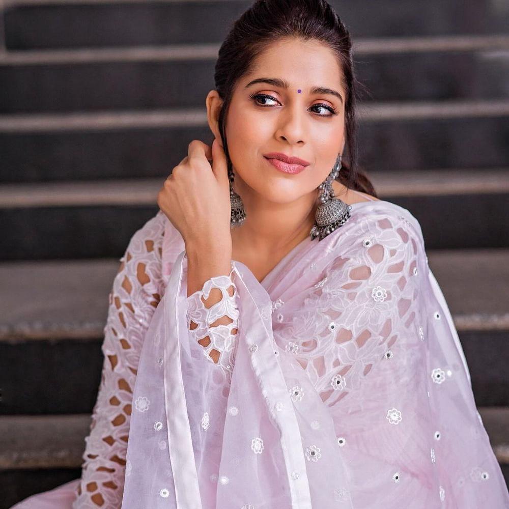  గుంటూరు టాకీస్ సినిమాతో హీరోయిన్ గా పరిచయమైంది రష్మీ. కానీ ఆ తర్వాత ఈబ్యూటీకి అంతగా అవకాశాలు మాత్రం రాలేదు. చేసింది ఒకటి, రెండు చిత్రాలైనా తన అందం, అభినయంతో కట్టిపడేసింది. 