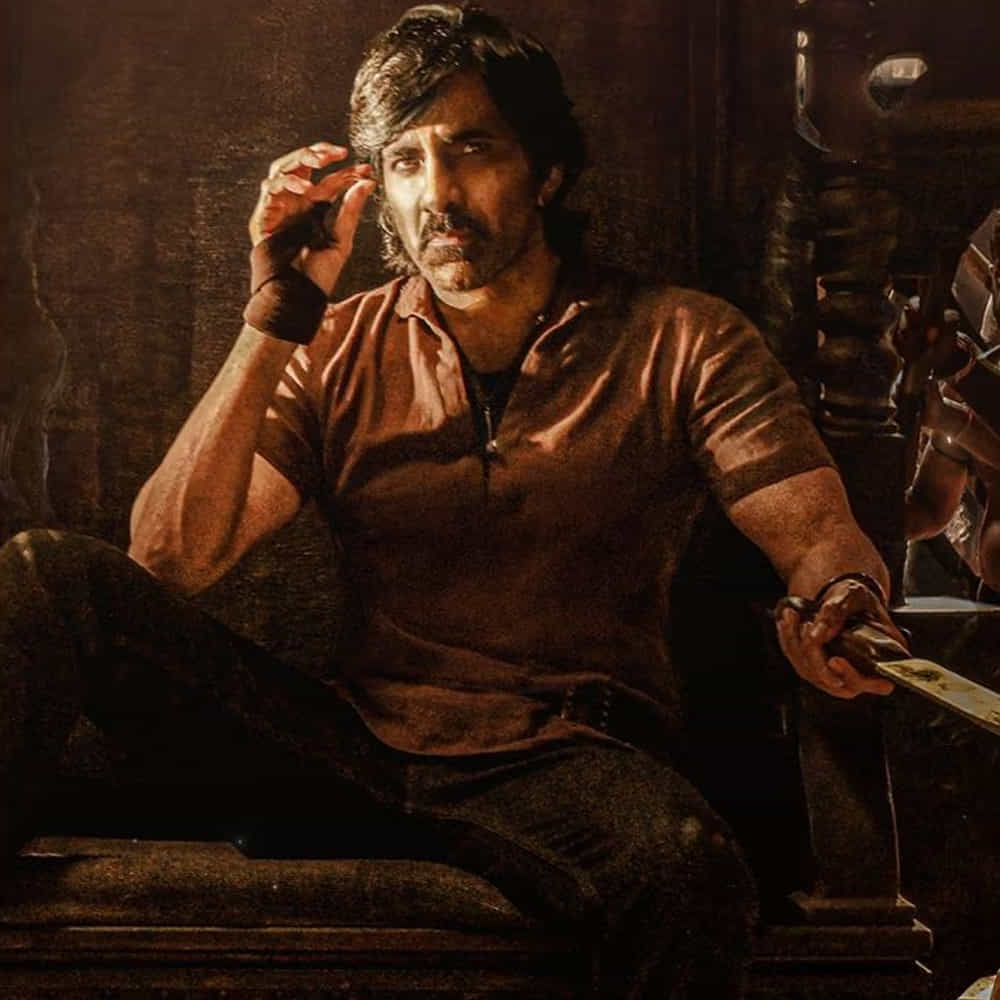 వరస ఫ్లాపులొస్తున్నపుడు కూడా మొండిగా ముందుకెళ్తామంటే కుదరదు. ఇప్పుడున్న పోటీలో కచ్చితంగా హిట్టు కొడితేనే రేసులో ఉంటారు.. అది ఎంత పెద్ద హీరో అయినా..! అందుకే రవితేజ ప్లాన్ మార్చేస్తున్నారు.. ఫ్లాప్స్ రాగానే న్యూ ప్లానింగ్ రెడీ చేస్తున్నారు.