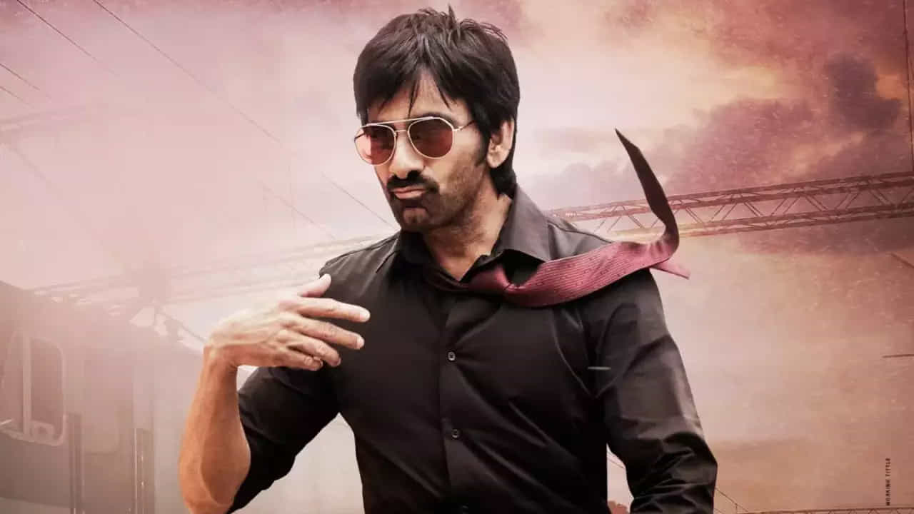 క్రికెట్లో మ్యాచ్ ఎప్పుడు ఎవరి వైపు మళ్లుతుందో చెప్పలేం.. అలాగే సినిమా ఇండస్ట్రీలోనూ అంతే. ఎప్పుడు ఎవరి దశ ఎలా మారుతుందో ఊహించడం కష్టమే. ఎహే.. వీడేం చేస్తాడు.. కమెడియన్ అనుకుంటారు కొందర్ని చూసి.. కానీ వాళ్ళే తర్వాత చక్రం తిప్పుతుంటారు. సైడ్ హీరోగా కూడా పనికిరాడు అంటూ తీసిపారేసిన రవితేజ, చిరంజీవి, రజినీకాంత్ లాంటి వాళ్ళెందరో ఇప్పుడు ఇండస్ట్రీని ఏలేస్తున్నారు. అలాంటి టైమ్ అందరికీ రాదు.. వచ్చినపుడు మాత్రం వదులుకోకూడదు. ఇప్పుడు ఇదే పనిమీదున్నారు ఇద్దరు నటులు. వాళ్లు ముందు ఇండస్ట్రీకి వచ్చింది కమెడియన్లుగా..! ఏదో చిన్న చిన్న పాత్రలు చేస్తూ తమకంటూ గుర్తింపు తెచ్చుకున్నారు కానీ ఇప్పుడు మాత్రం హీరోలుగా చక్రం తిప్పడానికి రెడీ అయిపోయారు.