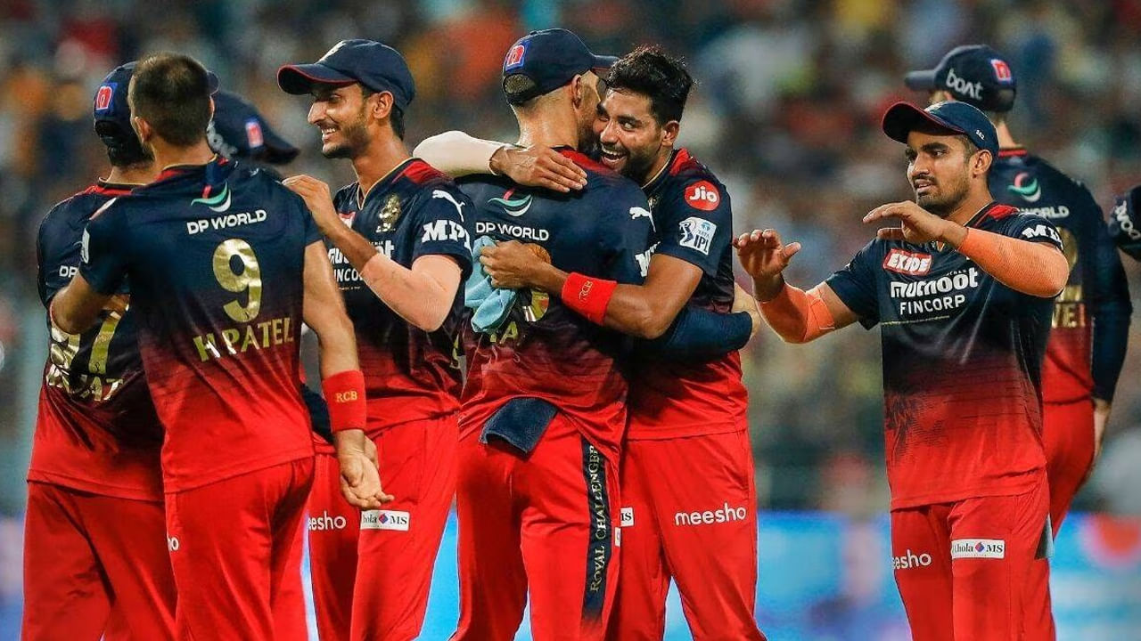 RCB: IPLలో అత్యంత దురదృష్టవంతులుగా పేరుగాంచిన రాయల్ ఛాలెంజర్స్ బెంగళూరు జట్టు.. IPL 2024ను దృష్టిలో ఉంచుకుని కొన్ని కఠినమైన నిర్ణయాలు తీసుకొనేందుకు సిద్ధమైంది. ఈక్రమంలో జట్టులో కీలక మార్పులు చేయనుందని తెలుస్తోంది. 2024లో జరగనున్న ఈ టోర్నీ వేలం డిసెంబర్ 19న దుబాయ్‌లో జరగనుంది. 