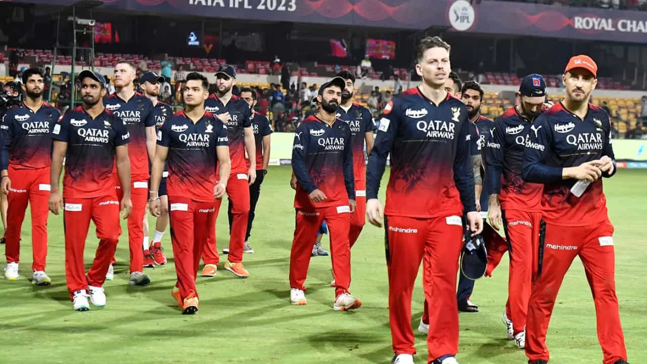 అభిమానులందరినీ ఆశ్చర్యపరుస్తూ, వేలానికి ముందే RCB తమ జట్టు నుంచి స్టార్ ఆటగాళ్లను తొలగించింది. పూర్తి జాబితా ఎలా ఉందో ఇప్పుడు చూద్దాం..
