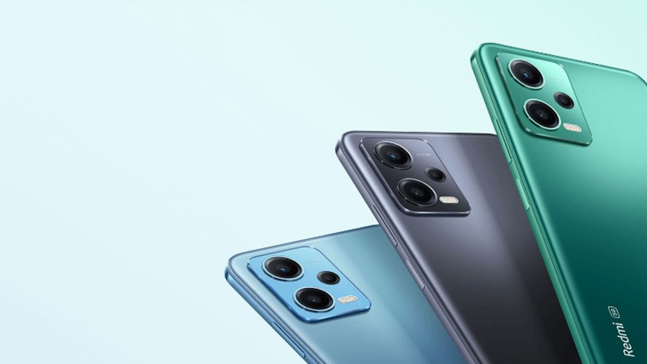  Redmi Note 12: రూ. 20 వేల లోపు అందుబాటులో ఉన్న మరో బెస్ట్ ఫోన్‌ రెడ్‌మీ నోట్ 12 ఒకటి. ఈ ఫోన్‌ 4 జీబీ ర్యామ్‌, 64 జీబీ స్టోరేజ్‌ వేరియంట్‌ ధర రూ. 11,999గా ఉంది. కొన్ని కార్డులతో కొనుగోలు చేస్తే రూ. 1500 డిస్కౌంట్స్‌ పొందొచ్చు. ఈ ఫోన్‌లో 50 మగాపిక్సెల్ రెయిర్‌ కెమెరాను అందించారు. 5000 ఎమ్‌ఏహెచ్‌ బ్యాటరీ ఈ ఫోన్‌ సొంతం. 