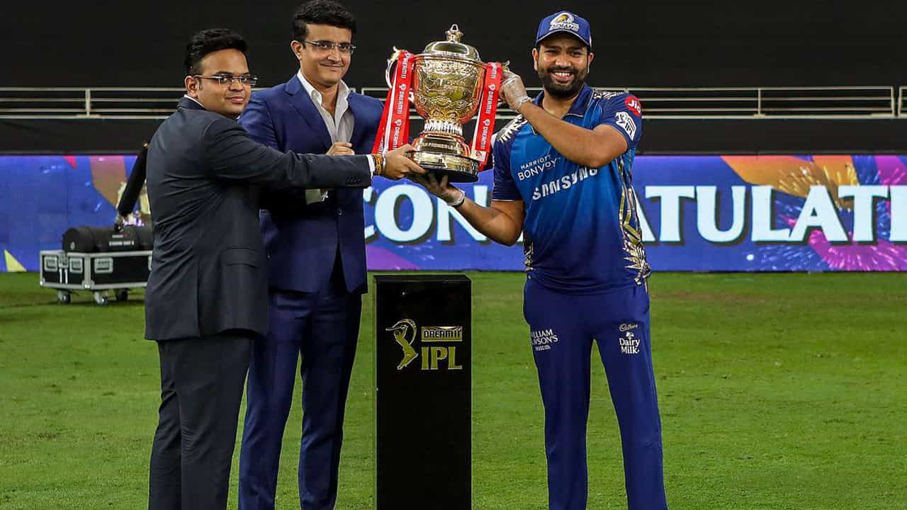 కెప్టెన్గా రోహిత్ శర్మ రికార్డు అత్యద్భుతం. ఐపీఎల్ అయినా, అంతర్జాతీయ క్రికెట్ అయినా.. రోహిత్ అన్ని చోట్లా తన నాయకత్వంతో అందరినీ ఆకట్టుకున్నాడు. అతని నాయకత్వంలో రోహిత్ ముంబైని 5 సార్లు (2013, 2015, 2017, 2019, 2020) ఐపీఎల్ ఛాంపియన్గా మార్చాడు. అంతేకాదు అతని నాయకత్వంలో టీమ్ ఇండియా ఆసియా కప్ గెలిచి మూడు ఫార్మాట్లలో నంబర్ వన్గా నిలిచింది.