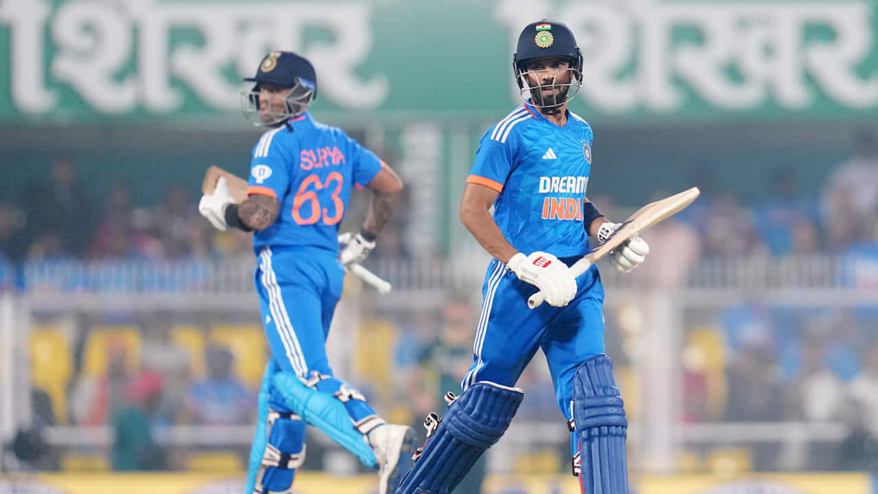 IND vs AUS: భారత్-ఆస్ట్రేలియా (India vs Australia) మధ్య ఐదు టీ20ల సిరీస్లో భాగంగా గౌహతిలోని బార్స్పరా స్టేడియంలో మూడో మ్యాచ్ జరుగుతోంది. ఈ మ్యాచ్లో భారత జట్టు బ్యాటింగ్ చేసి 20 ఓవర్లలో 222 పరుగులు చేసింది. ఈ మ్యాచ్లో భారత్ తరపున ఓపెనర్ రుతురాజ్ గైక్వాడ్ (Ruturaj Gaikwad) అద్భుత ఇన్నింగ్స్ ఆడి 123 పరుగులు చేశాడు. ఈ సెంచరీ ఆధారంగా విరాట్ కోహ్లీ (Virat Kohli), రోహిత్ శర్మ (Rohit Sharma) వంటి చాలా మంది దిగ్గజ బ్యాట్స్మెన్ల రికార్డులను బద్దలు కొట్టాడు.