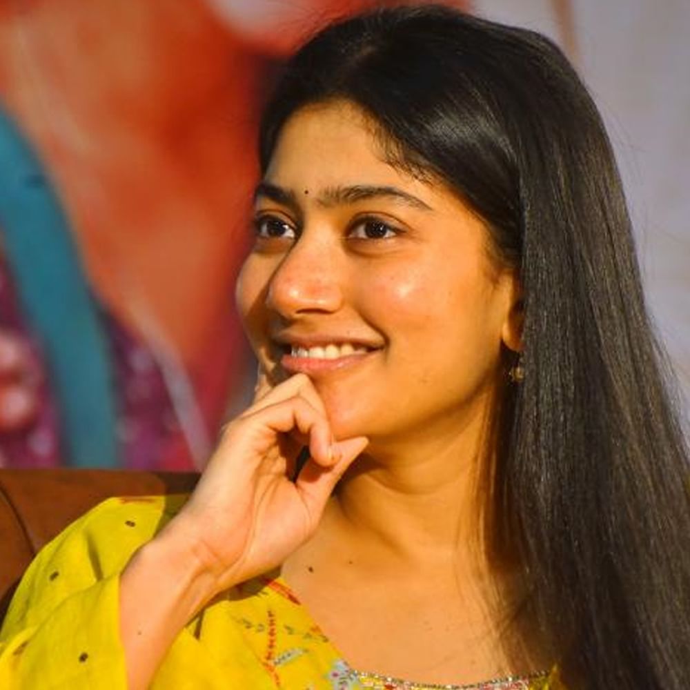 Sai Pallavi: నేచురల్ బ్యూటీ సాయి పల్లవి ముంబైలో ఉన్నారన్న వార్త సోషల్ మీడియాలో వైరల్గా మారింది. కొద్ది రోజులుగా బాలీవుడ్ రామాయణంలో సీత పాత్రలో సాయి పల్లవి నటిస్తున్నారన్న టాక్ వినిపిస్తోంది. ఇప్పుడు ఆమె ముంబైలో ఓ అభిమానితో దిగిన ఫోటో వైరల్ కావటంతో రామాయణం ప్రాజెక్ట్ కోసమే ఆమె ముంబై వెళ్లారంటున్నారు ఫ్యాన్స్.