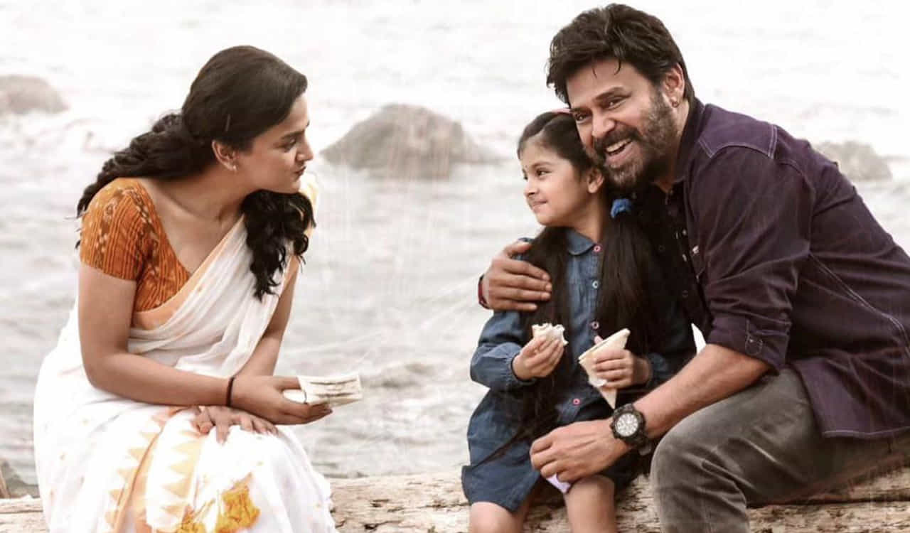 మరోవైపు వెంకటేష్ సినిమా వస్తుంది అంటే బజ్ అంతగా ఉండేది కాదు. బిజినెస్ కూడా 20 నుంచి 30 కోట్ల మధ్యలో జరిగేది. కానీ ఇప్పుడు సైంధవ్ సినిమాపై అంచనాలు నెక్స్ట్ లెవెల్ లో ఉన్నాయి. దానికి కారణం ఆ సినిమా దర్శకుడు శైలేష్ కొలను. హిట్ సినిమాల ట్రాక్ రికార్డు చూసిన తర్వాత శైలేష్ టేకింగ్ ఎలా ఉంటుందో అందరికీ తెలుసు. దానికి తోడు వెంకటేష్ కూడా చాలా స్టైలిష్ గా కనిపిస్తున్నాడు. అందుకే సంక్రాంతికి అన్ని సినిమాలు వస్తున్నా కూడా సైంధవ్ పోటీ పడుతున్నాడు.