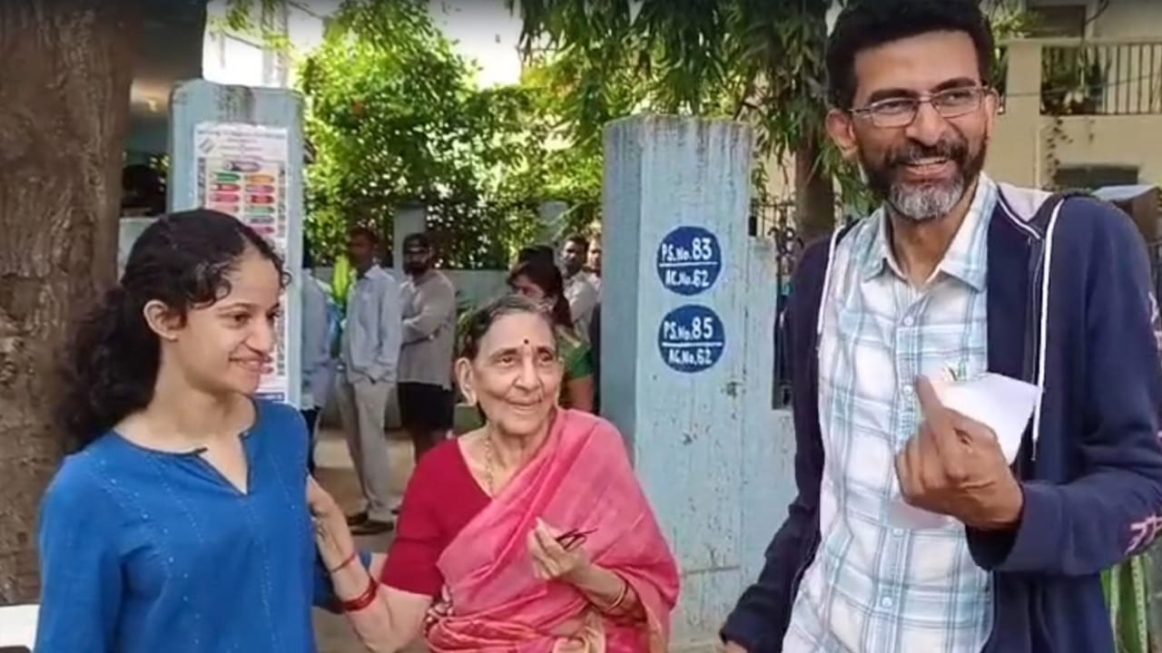 తమ కుటుంబంతో పాటు ఓటు హక్కు వినియోగించుకున్న దర్శకుడు శేఖర్ కమ్ముల