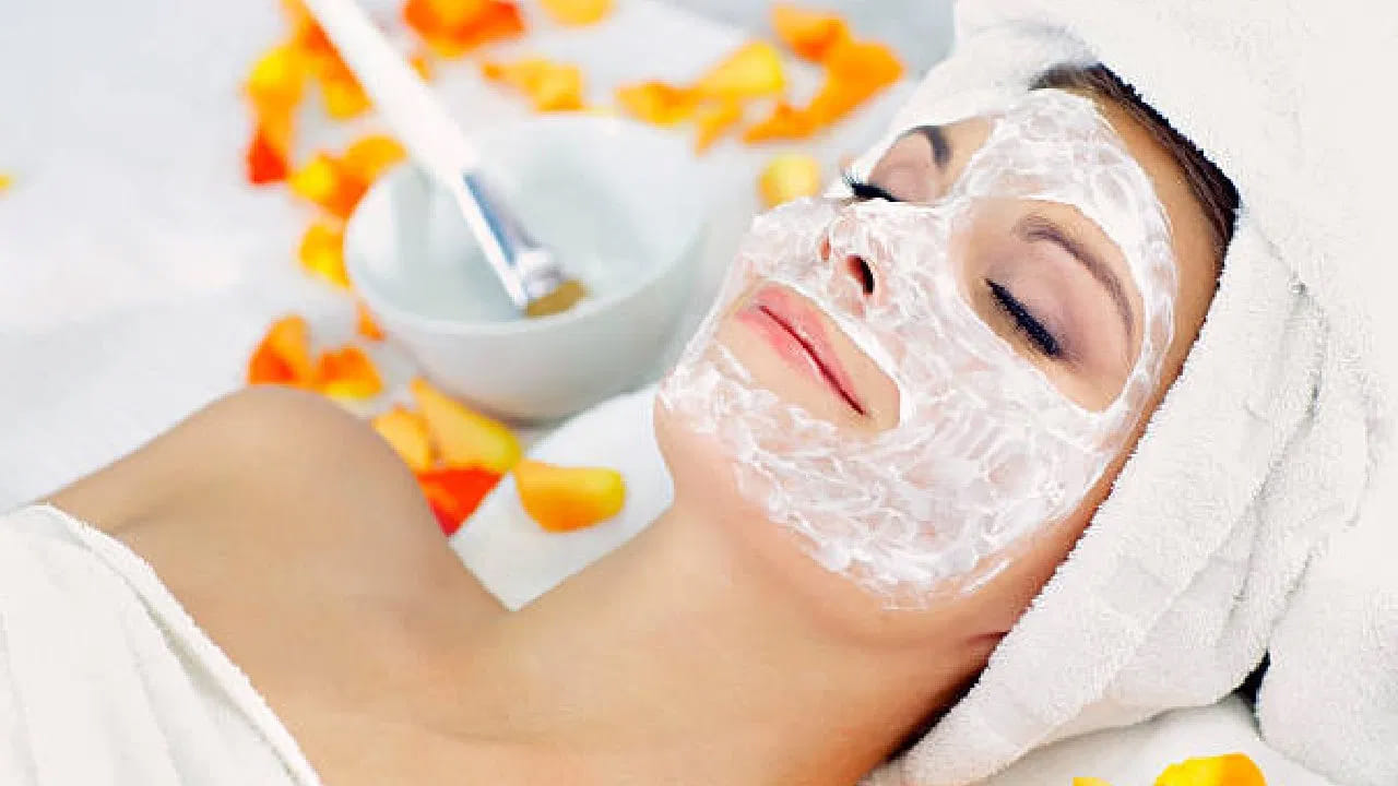 ఫేస్ ప్యాక్ వేసుకునే ముందు స్కిన్ ఏ టైప్ అనే విషయం తెలుసుకోవడం చాలా ముఖ్యం. జిడ్డు చర్మం, పొడి బారిన చర్మం.. సాధారణ చర్మం వంటి వాటిని పరిగణలోకి తీసుకుని ఏ రకమైన ఫేస్ప్యాక్ ని వేసుకోవాలో నిర్ణయం తీసుకోవాలి.