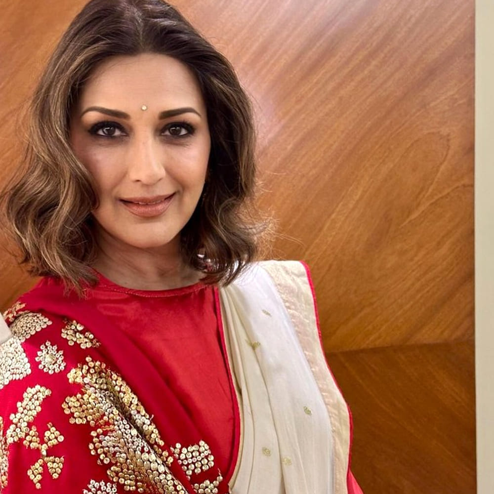  ఆతర్వాత సోనాలి క్యాన్సర్ బారిన పడింది.. ఎంతో దైర్యంగా ఆమె క్యాన్సర్ ను జయించింది. ఇప్పుడు పూర్తి ఆరోగ్యంగా ఉంది సోనాలి. 