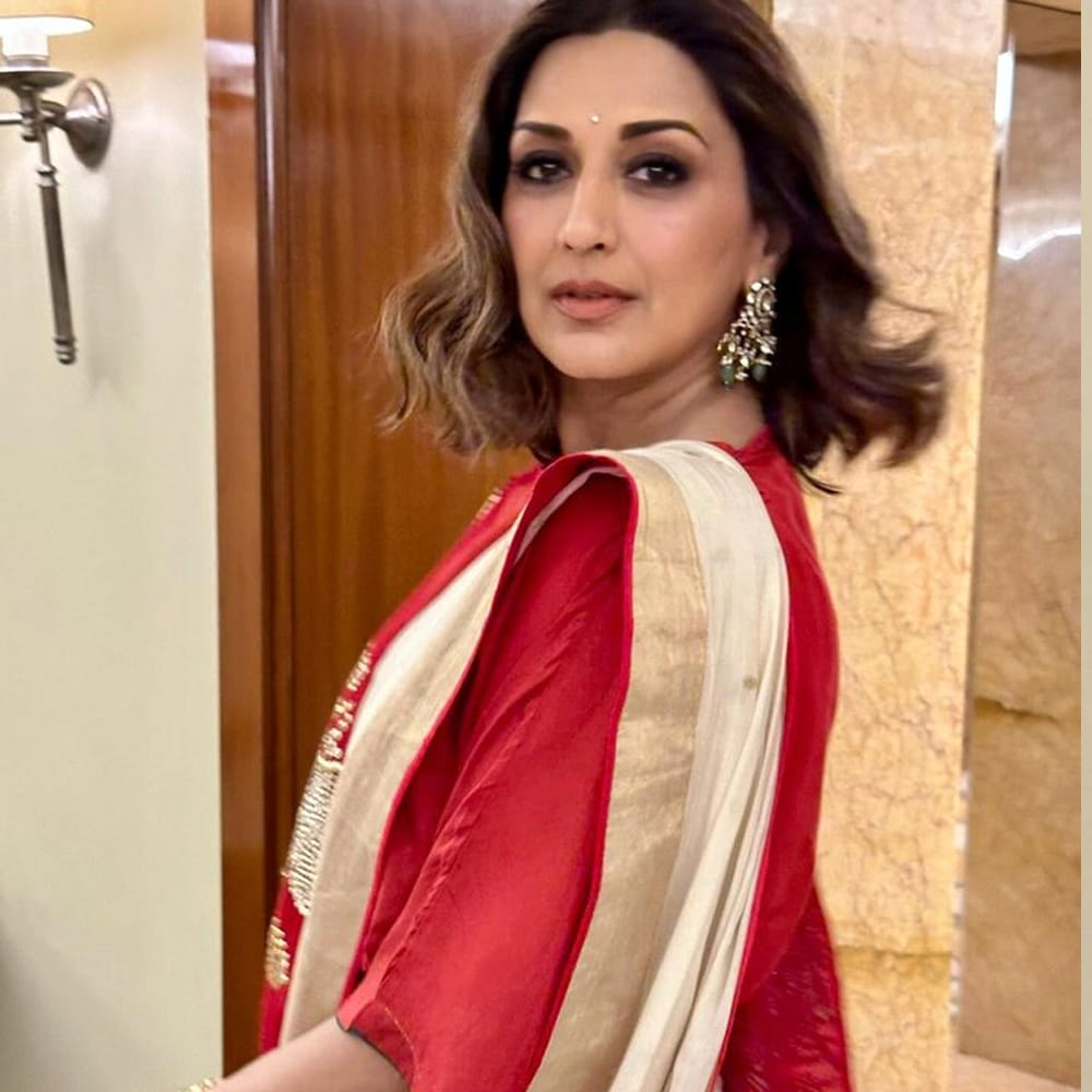 సినిమాలకు బ్రేక్ తీసుకున్న సోనాలి.. సోషల్ మీడియా ద్వార అభిమానులకు టచ్ లో ఉంటుంది. తాజాగా కొన్ని ఫోటోలను వదిలింది సోనాలి. 