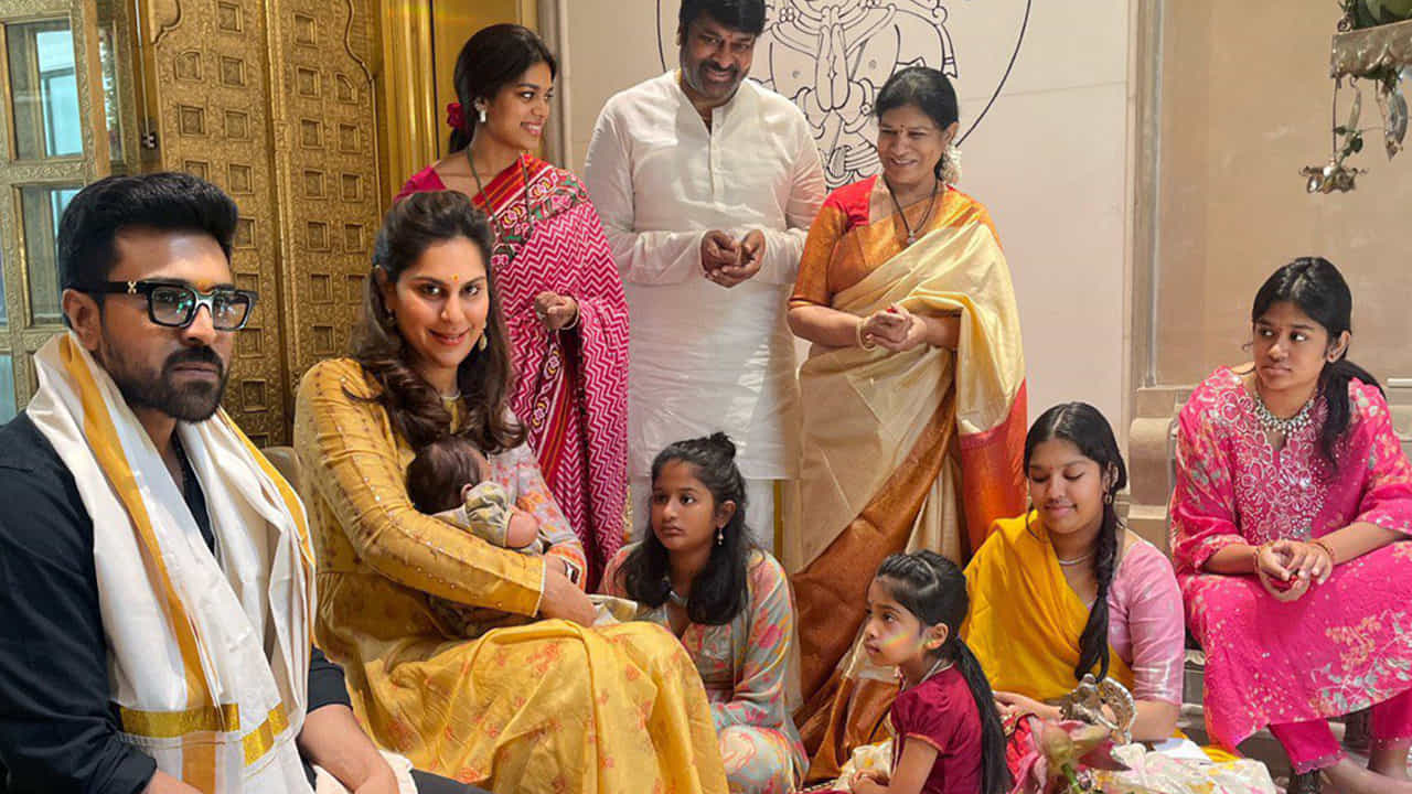 ఈ ఫొటోను చూసి మెగా ఫ్యాన్స్‌ క్రేజీ కామెంట్లు పెడుతున్నారు. అదే సమయంలో  రామ్ చరణ్- ఉపాసన కూతురు క్లీంకార ఎక్కడ? అంటూ పోస్టులు పెడుతున్నారు.