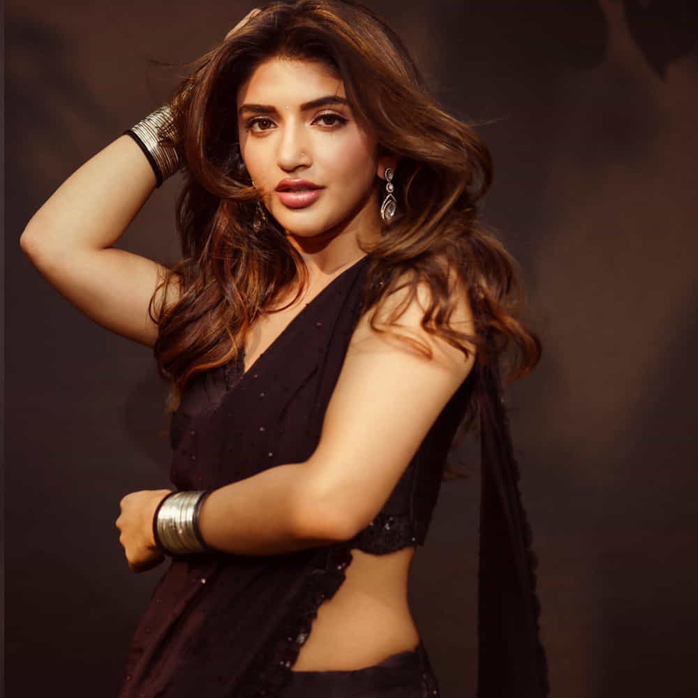 వరుసగా సినిమాలు చేస్తున్నా, స్టార్ లీగ్లో ముందున్నా ఏమాత్రం సక్సెస్ని నెత్తికెక్కించుకోలేదు శ్రీలీల. స్టార్లతో జోడీ కడుతున్నా, ఇంకా న్యూ కమర్లాగా, అప్కమింగ్ హీరోయిన్లాగానే ప్రవర్తిస్తున్నారు. గోల్డెన్ లెగ్ అని పేరు తెచ్చుకున్న ఈ బ్యూటీకి ఈ ఏడాది ఆదికేశవ, ఎక్స్ ట్రా ఆర్డినరీ మేన్ రిలీజులకు రెడీ అవుతున్నాయి. ఆ సినిమాల ఫలితం ఎలా ఉన్నా శ్రీలీల కెరీర్ మాత్రం బేఫికర్. ఎందుకంటే మోస్ట్ వాంటెడ్ హీరోయిన్ల లిస్టులో ఫస్ట్ పేరు ఈమెదే కాబట్టి.