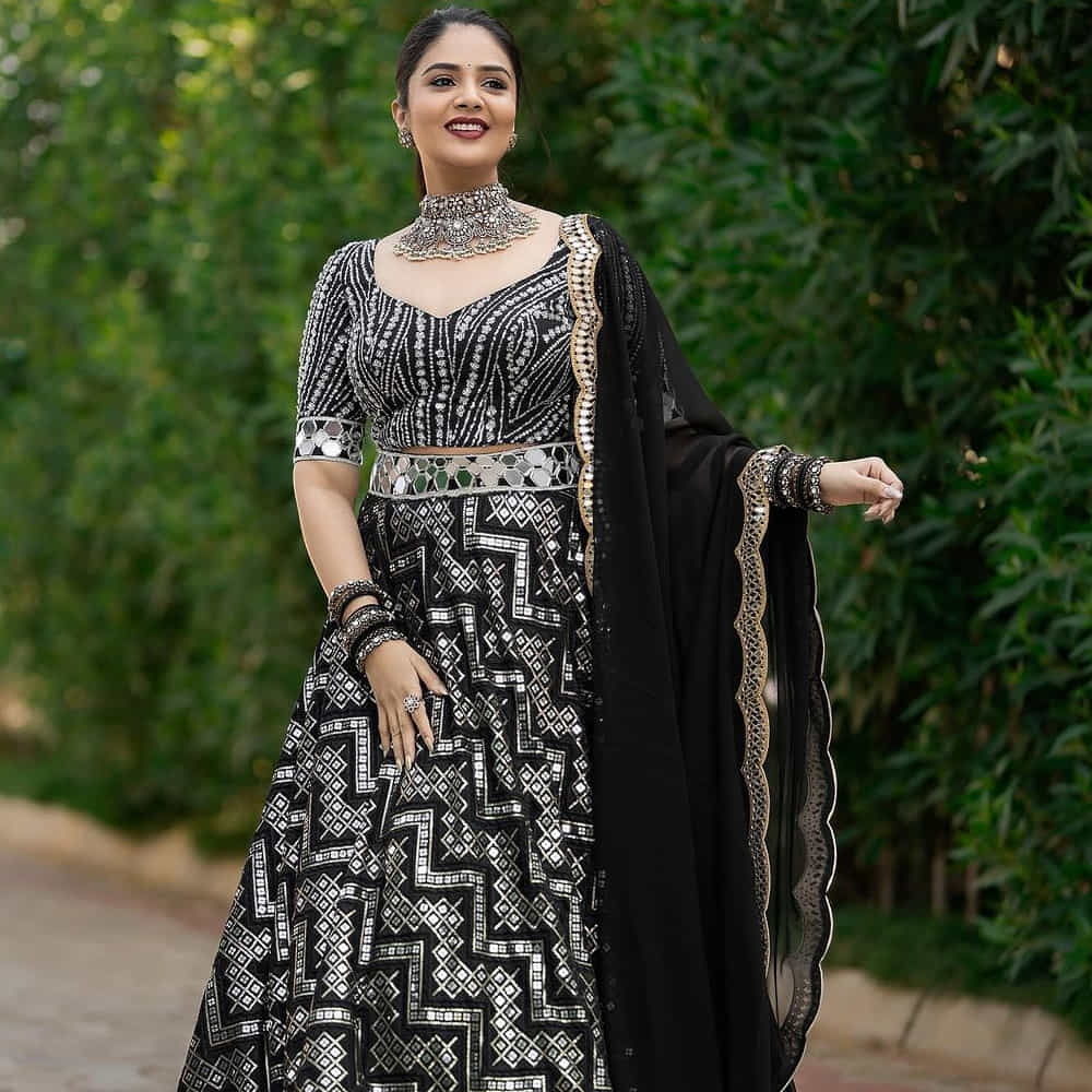 ఇక సోషల్ మీడియాలో ఈ అందాల యాంకర్ చేసే సందడి మాములుగా ఉండదు. ఎప్పటికప్పుడు లేటేస్ట్ ఫోటోస్, వీడియోస్ షేర్ చేస్తూ ఫాలోవర్లను ఆకట్టుకుంటుంది.