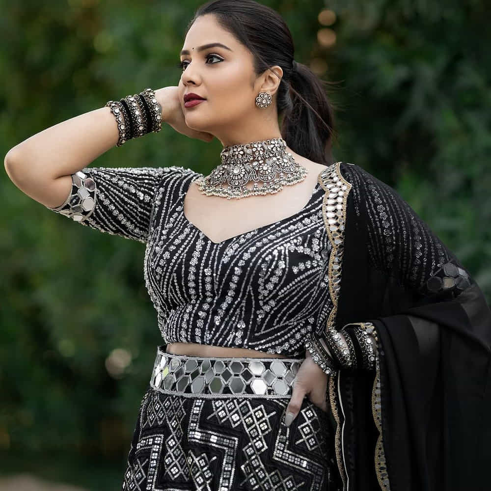 ఓవైపు యాంకరింగ్ చేస్తూనే.. మరోవైపు సినిమాల్లో కీలకపాత్రలు పోషిస్తుంది. బిగ్బాస్ సీజన్ 3లో దాదాపు టైటిల్ చేరువలో నిలిచి రన్నరప్ అయ్యింది.