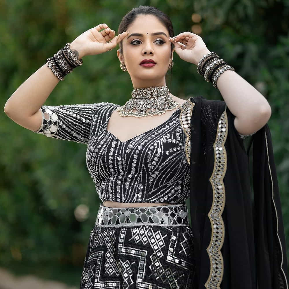 ఇక తాజాగా బ్లాక్ కలర్ డ్రెస్లో మెరిసిపోయింది శ్రీముఖి. అద్దాల లెహాంగాలో మరింత అందంగా కనిపిస్తూ హృదయాలను కొల్లగొట్టేస్తుంది శ్రీముఖి.