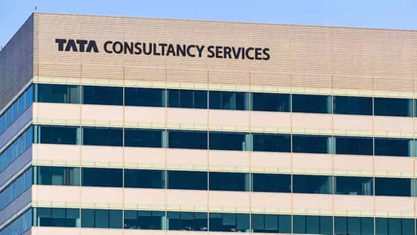 TCS: టీసీఎస్ షాకింగ్ నిర్ణయం.. డైలామాలో 2వేల మంది ఉద్యోగులు
