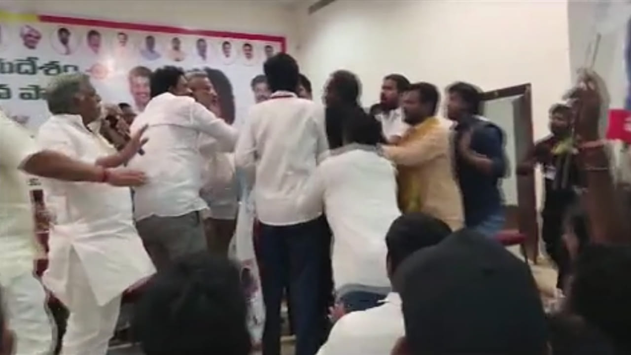 జగ్గంపేటలో టీడీపీ-జనసేన సమన్వయ సమావేశంలో ఉద్రిక్తత జగ్గంపేటలో టీడీపీ-జనసేన సమన్వయ సమావేశంలో ఉద్రిక్తత