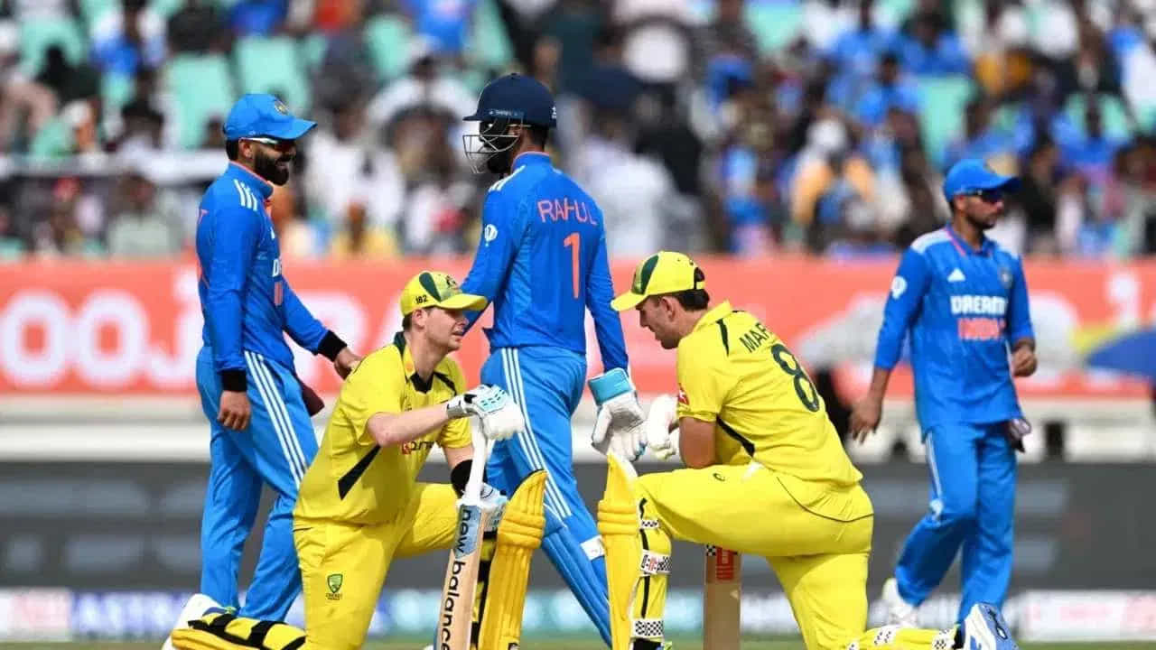 ఆస్ట్రేలియాతో భారత్ తొలి మ్యాచ్ ఆడింది. ఈ మ్యాచ్లో ఆస్ట్రేలియా టాస్ గెలిచి ముందుగా బ్యాటింగ్ ఎంచుకుంది. అయితే భారత బౌలర్లు ఆస్ట్రేలియాను 199 పరుగులకే పరిమితం చేశారు. లక్ష్యాన్ని ఛేదించేందుకు బరిలోకి దిగిన భారత జట్టుకు ఆదిలోనే షాక్ తగిలింది. జట్టులోని ముగ్గురు ప్రముఖ బ్యాట్స్మెన్లు తక్కువ స్కోర్లకే ఔటయ్యారు. అయితే విరాట్ కోహ్లీ, కేఎల్ రాహుల్ అద్భుతంగా ఆడి జట్టును విజయతీరాలకు చేర్చారు.