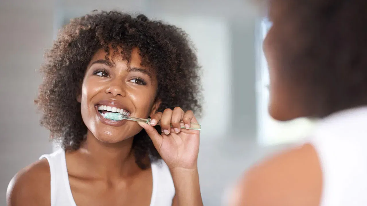 అలాగే నాలుకను కూడా క్లీన్ చేసుకుంటూ ఉండాలి. అలాగే పళ్లలో కేవిటీ వచ్చినప్పుడు వెంటనే వైద్యులను సంప్రదిస్తే.. పళ్లు పాడవకుండా ఉంటాయి. కేవిటీని నిర్లక్ష్యం చేస్తే.. కేవిటీలో ఉండే బ్యాక్టీరియా ఇతర పళ్లకు చేరి.. అవి కూడా పాడయ్యేలా చేస్తాయి. కాబట్టి పళ్లకు సంబంధించి ఎలాంటి సమస్యలను ఎదుర్కొన్నా.. వైద్యులను సంప్రదించడం మేలు.