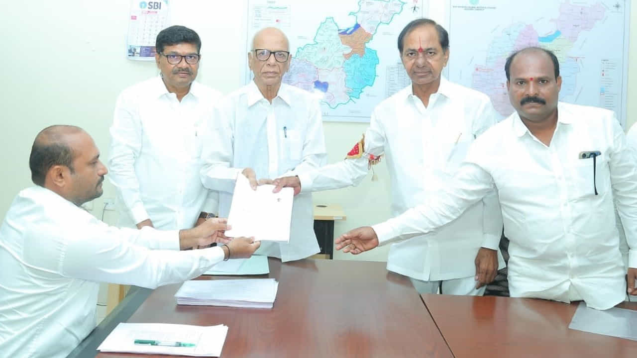 తెలంగాణ రాష్ట్ర ముఖ్యమంత్రి కె చంద్రశేఖర్ రావు కుటుంబ ఆస్తుల విలువ దాదాపు రూ. 59 కోట్లు, ఇందులోనూ హిందూ అవిభక్త కుటుంబంనకు సంబంధించి రూ 25 కోట్ల అప్పులు ఉన్నట్లు ఎన్నికల సంఘానికి సమర్పించిన అఫిడవిట్లో పేర్కొన్నారు. ఇదిలావుంటే తెలంగాణలోని 119 అసెంబ్లీ స్థానాలకు వివిధ పార్టీలకు చెందిన 4,798 మంది అభ్యర్థులు 5,716 సెట్ల నామినేషన్లు దాఖలు చేశారు. ఎన్నికల షెడ్యూల్ ప్రకారం నవంబర్ 30న పోలింగ్, డిసెంబర్ 3న ఎన్నికల ఫలితాలు వెల్లడి కానున్నాయి.