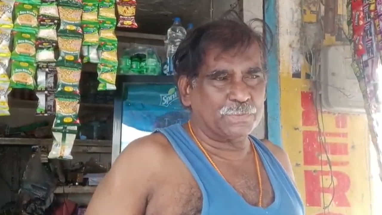 బాధితుల ఫిర్యాదు మేరకు కేసు నమోదు చేసి దర్యాప్తు చేస్తున్నట్లు కాశీబుగ్గ సీఐ నవీన్ కుమార్ వెల్లడించారు.శుక్రవారం ఒక్కరోజే రాత్రికి రాత్రికి పదకొండు దుకాణాలలో చోరీలు జరగటం చర్చనీయాoశం అయ్యింది.