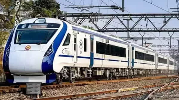 3 Trains on One Track: ఒకే ట్రాక్పై వచ్చిన మూడు రైళ్లు.. తృటిలో తప్పిన ఘోర ప్రమాదం
