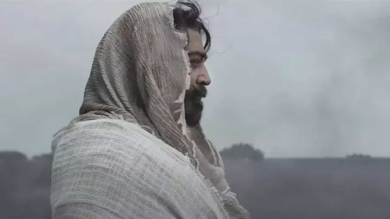 అయితే ప్రశ్నలకు సమాధానాలు రావాలంటే ప్రేక్షకులు ఇంకా చాలా కాలం వెయిట్ చేయాల్సి ఉంటుంది. ప్రజెంట్ ఇండియన్ 2 పోస్ట్ ప్రొడక్షన్ వర్క్తో పాటు కల్కి 2898 ఏడీ షూటింగ్లో బిజీగా ఉన్నారు కమల్ హాసన్. ఆ తరువాత హెచ వినోద్ దర్శకత్వంలో ఓ సినిమా చేయాల్సి ఉంది. ఆల్రెడీ లాంచనంగా ప్రారంభమైన ఈ సినిమా రెగ్యులర్ షూటింగ్ త్వరలోనే ప్రారంభం కానుంది. ఈ పనులన్నీ పూర్తయిన తరువాతే మణిరత్నం ప్రాజెక్ట్ను పట్టాలెక్కిస్తారు. అంటే ఈ సినిమా సెట్స్ మీదకు రావడానికి కనీసం మరో ఆరు నెలల సమయం పడుతుంది. సో.. థగ్ లైఫ్, నాయకుడు సీక్వెలా కాదా అన్న విషయంలో క్లారిటీ రావాలంటే మరో ఏడాది పాటు వెయిట్ చేయాల్సిందే.