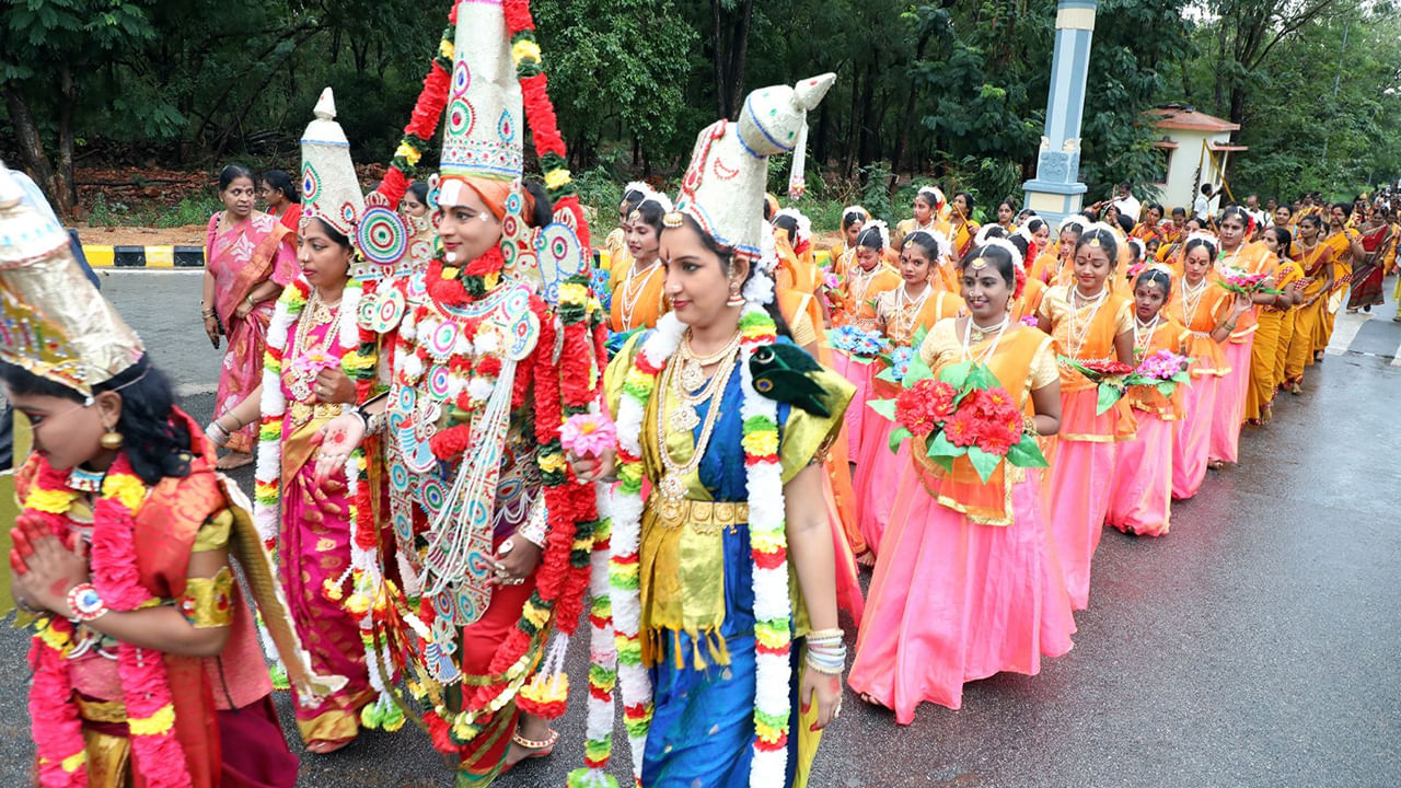 హోమం ప్రారంభ కార్యక్రమంలో భాగంగా ఎస్వీ వేదిక్ యూనివర్సిటీ నుంచి అలిపిరిలోని సప్త గో ప్రదక్షణ మందిరం వరకు వేద విద్యార్థుల ప్రదర్శన జరిగింది. హోమ ప్రాశస్త్యాన్ని తెలుపుతూ చేపట్టిన వేద విద్యార్థులు, కళా బృందాల ప్రదర్శనలో టీటీడీ చైర్మన్ భూమన కరుణాకర్ రెడ్డి, ఈవో ధర్మారెడ్డి పాల్గొన్నారు. లోక కళ్యాణార్థం భవిష్యత్తులో టీటీడీ మరిన్ని  భక్తి చైతన్య కార్యక్రమాలు నిర్వహించనుందన్న టీటీడీ చైర్మన్ భూమన కరుణాకర్ రెడ్డి  టిటిడి చేపట్టిన ఈ ఆధ్యాత్మిక కార్యక్రమం విశేషంగా భక్తులను  చేరుకుంటుందన్నారు.