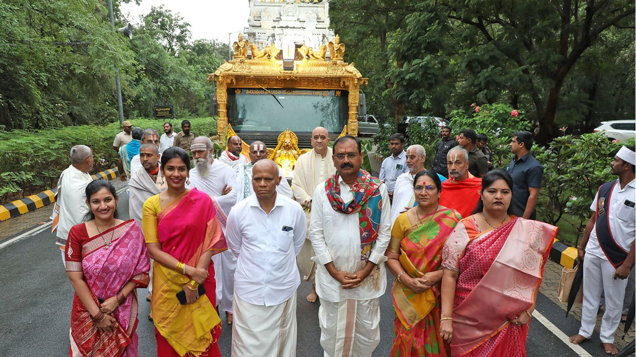 అలిపిరి వద్ద టీటీడీ నేటినుంచి శ్రీ శ్రీనివాస దివ్య అనుగ్రహ హోమాన్ని నిర్వహిస్తోంది.  అలిపిరి లోని సప్త గో ప్రదక్షణ మందిరంలో నేటి నుంచి శ్రీ శ్రీనివాస దివ్య అనుగ్రహ హోమాన్ని నిరంతరాయంగా  టీటీడీ నిర్వహించనుంది. ప్రతిరోజు ఉదయం 9 నుంచి 11 గంటల వరకు జరిగే శ్రీ శ్రీనివాస దివ్య అనుగ్రహ హోమం ప్రారంభ కార్యక్రమంలో టీటీడీ భూమన కరుణాకర్ రెడ్డి, ఈఓ ధర్మారెడ్డి పాల్గొన్నారు.  నేటి నుంచి ప్రతి రోజూ నిరంతరాయంగా హోమాన్ని నిర్వహించనున్న టిటిడి రూ. 1000 టికెట్ ధర చెల్లించి గృహస్తులు ఇద్దరు హోమంలో పాల్గొనే అవకాశం కల్పించింది. ప్రస్తుతం ఆఫ్ లైన్ లో 50 ఆన్ లైన్ లో 50 టికెట్లు జారీ చేస్తున్న టీటీడీ త్వరలో స్లాటెడ్ విధానంలో టికెట్స్ విడుదల చేయనుంది.