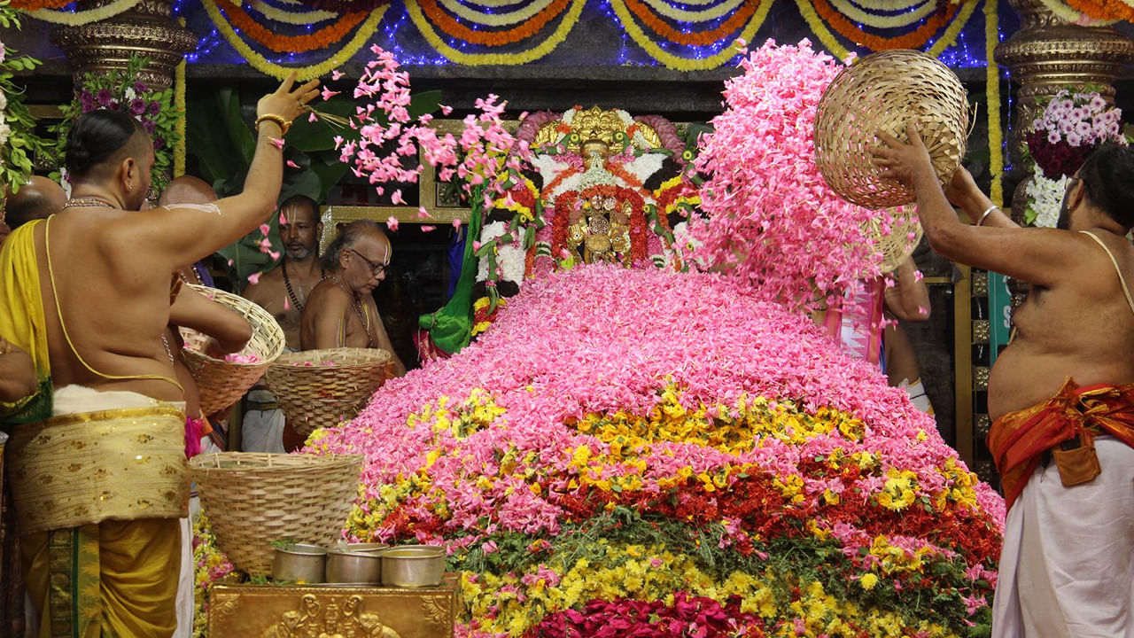 Tirumala: తిరుమల శ్రీవారి ఆలయంలో శోభాయమానంగా పుష్పయాగం.. స్వామి వారికి 8 టన్నుల పువ్వులతో..
