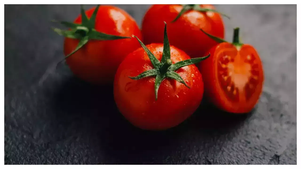 టమాటాతో కేవలం రుచి మాత్రమే కాకుండా ఆరోగ్యం, అందాన్ని కూడా రెట్టింపు చేసుకోవచ్చు. టమాటా లేని కూరను ఊహించుకోలేం. సలాడ్స్ అయినా.. కర్రీ అయినా టమాటా ఖచ్చితంగా ఉండాల్సిందే. టమాటాల్లో పోషకాలు చాలా ఎక్కువగా ఉంటాయి. టమాటాలను తీసుకోవడం వల్ల పలు రకాలా సమస్యల నుంచి జాగ్రత్త పడొచ్చు. కానీ ఏదైనా మితంగా తీసుకుంటేనే అందం.. ఆరోగ్యంగా ఉంటాం. లేదంటే సైడ్ ఎఫెక్ట్స్ ఖచ్చితంగా ఉంటాయి.  టమాటాల్లో ఎన్ని హెల్దీ బెనిఫిల్స్ ఉన్నా.. అతిగా తీసుకోవడం వల్ల మాత్రం ఆరోగ్యానికి అస్సలు మంచిది కాదు. టమాటాలను ఎక్కువగా ఉపయోగించడం వల్ల అనేక సమస్యలు వస్తాయి. మరి అవేంటో ఇప్పుడు తెలుసుకుందాం.