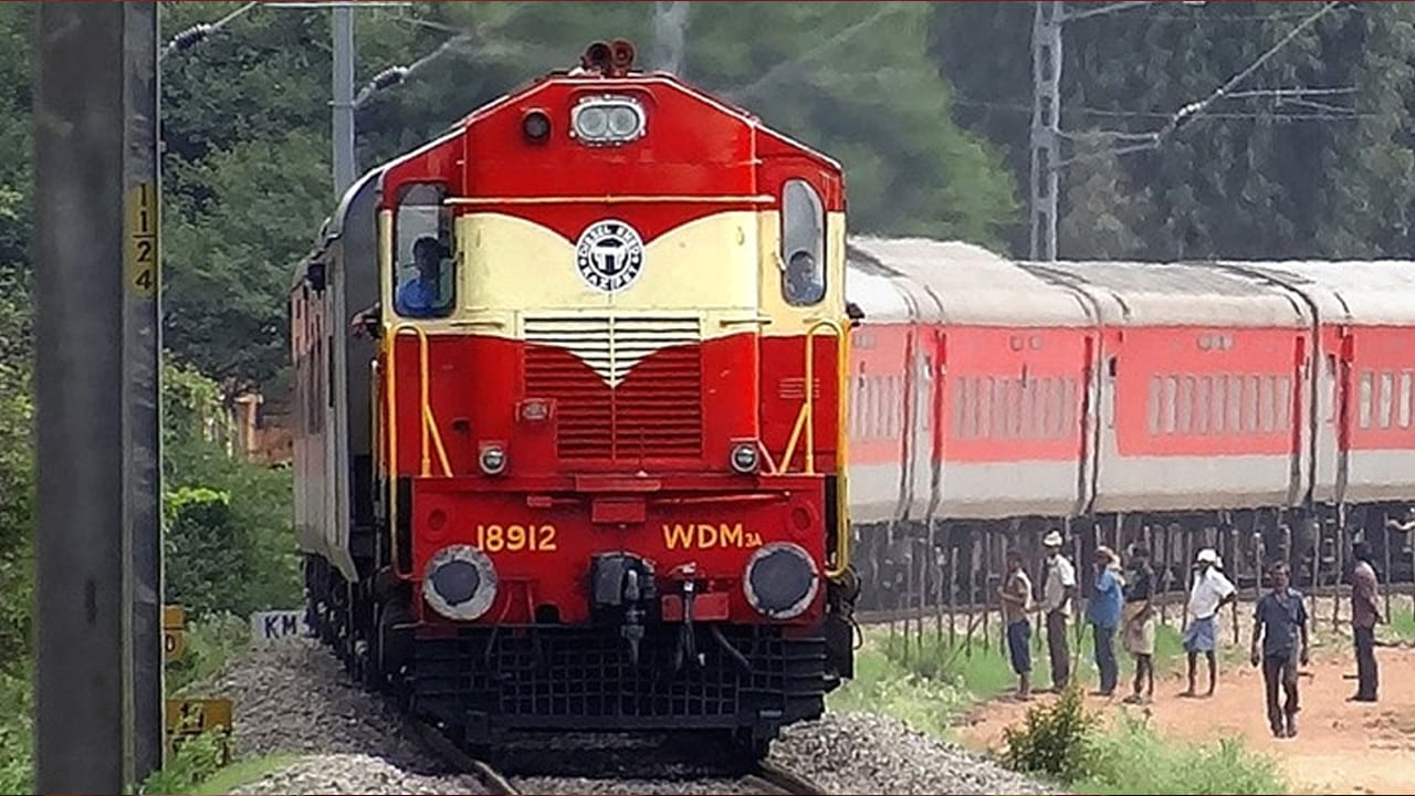 Indian Railway: ట్రైన్ టికెట్ కొన్నా సరే.. ఇది తెలియకపోతే జరిమానా చెల్లించాల్సిందే.. అదేంటంటే.?