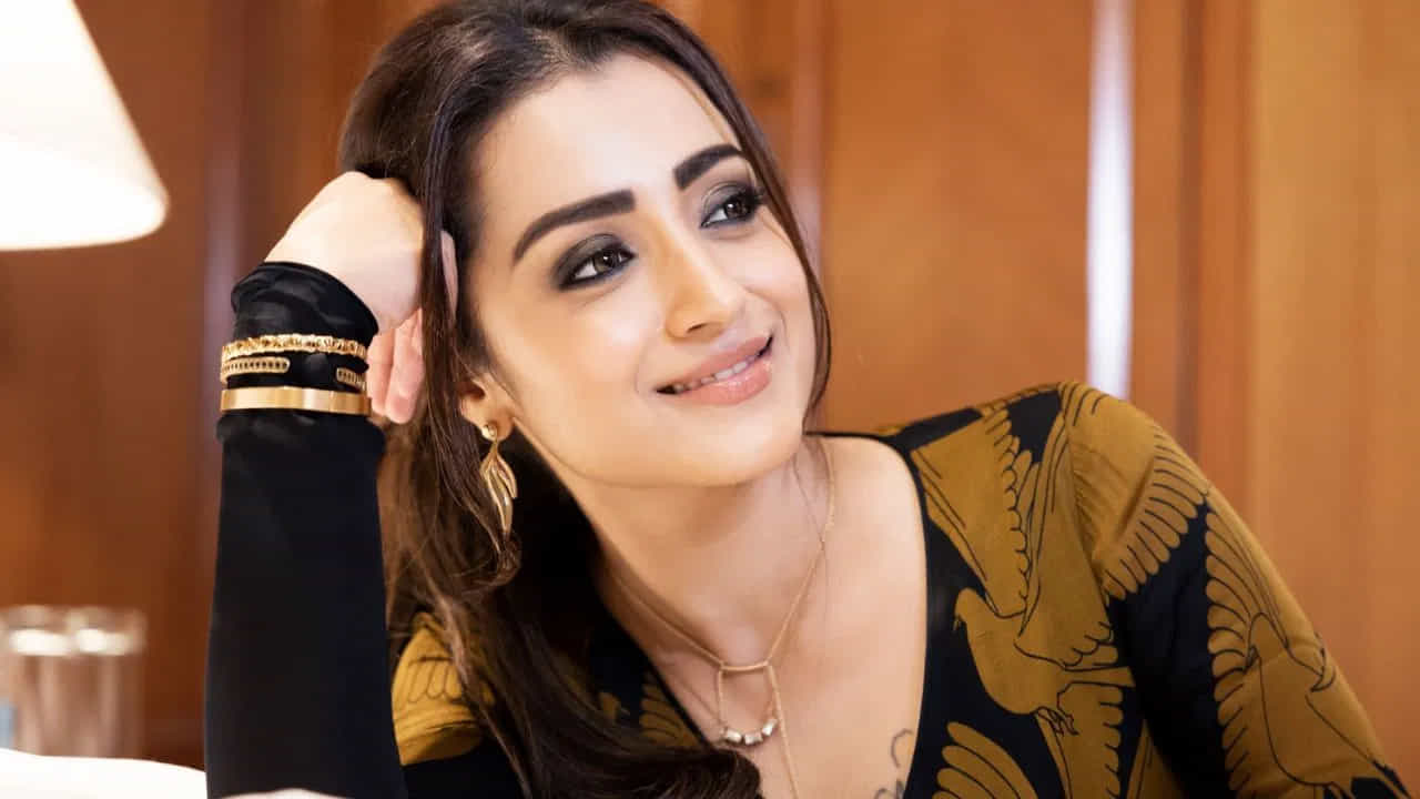 దీంతో ఈ అమ్మడికి అవకాశాలు వెల్లువెత్తుతున్నాయి. ఇదే క్రేజ్ను క్యాష్ చేసుకునే పనిలో ఉంది త్రిష. తన తర్వాతి సినిమాల కోసం భారీ పారితోషకం డిమాండ్ చేస్తోందని వార్తలు వస్తున్నాయి.