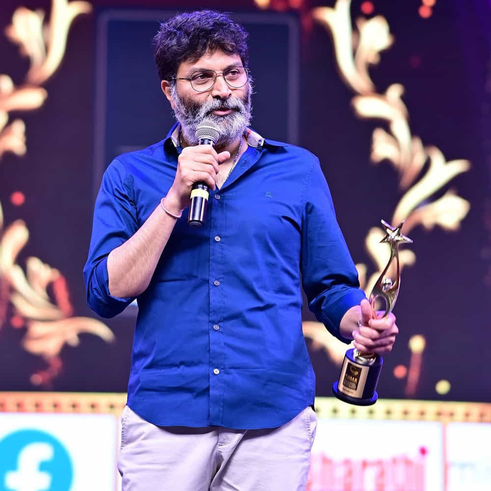 వి వాంట్ త్రివిక్రమ్.. టాలీవుడ్లో ఎక్కువగా వినిపిస్తున్న స్లోగన్ ఇది. అంతగా వాళ్లంతా అడుగుతున్నా.. మాటల మాంత్రికుడు మాత్రం ఎందుకు ఒకరిద్దరు హీరోలతోనే స్టిక్ అయిపోయారు..? మిగిలిన హీరోలతో సినిమాలు చేయలేకపోతున్నారా లేదంటే కంఫర్ట్ జోన్ కాదని ఫీల్ అవుతున్నారా..? అసలు త్రివిక్రమ్ కోసం ఎదురు చూస్తున్న హీరోలెవరు.. ఆయనెందుకు వాళ్లకు నో చెప్తున్నారు..?