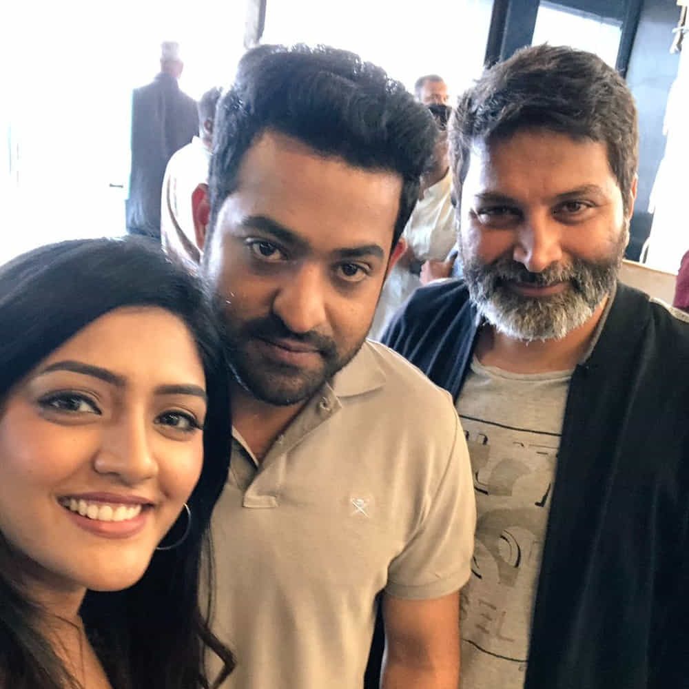 అదేంటో కానీ కొందరు హీరోలతోనే కంఫర్ట్ జోన్ క్రియేట్ చేసుకున్నారు త్రివిక్రమ్. 20 ఏళ్ళ కెరీర్లో తరుణ్, నితిన్ మినహాయిస్తే.. త్రివిక్రమ్ పని చేసిన హీరోలు ముగ్గురే. పవన్ కళ్యాణ్, మహేష్ బాబు, అల్లు అర్జున్తోనే అన్ని సినిమాలు చేసారు గురూజీ. ఎన్టీఆర్తో అరవింద సమేత తెరకెక్కించిన త్రివిక్రమ్.. నెక్ట్స్ మళ్లీ ఆయనతోనే మరో ప్రాజెక్ట్ కన్ఫర్మ్ చేసారు కూడా.