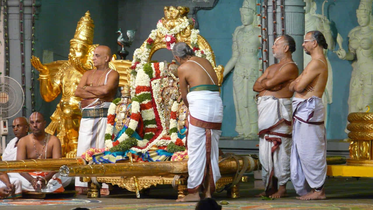 రూ.300ల ప్రత్యేక ప్రవేశ దర్శనం కోసం 2.25 లక్షల టికెట్లను ఉదయం 10 గంటల నుంచి టీటీడీ జారీ చేసింది.