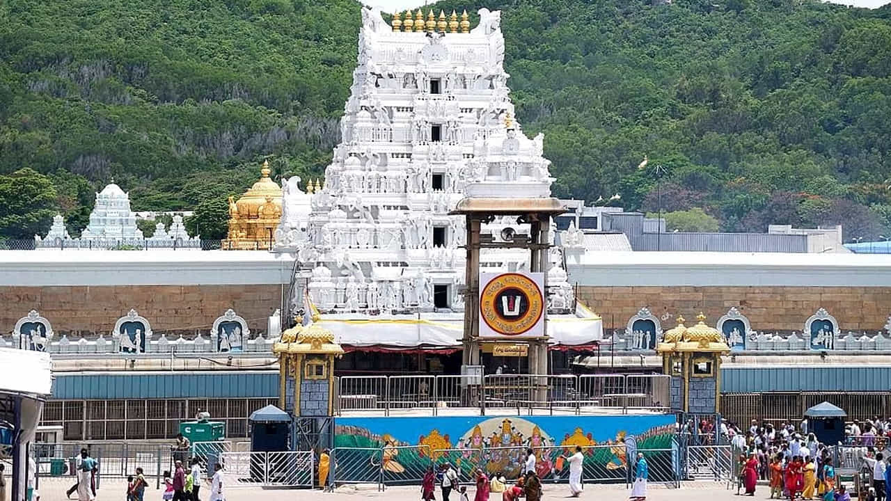 రోజుకు 2 వేల టికెట్లు చొప్పున 10 రోజులకుగాను 20 వేల శ్రీవారి దర్శనం టికెట్లను మధ్యాహ్నం 3 గంటలకు, గదుల కోటాను సాయంత్రం 5 గంటలకు ఆన్లైన్లో జారీ చేయనుంది.